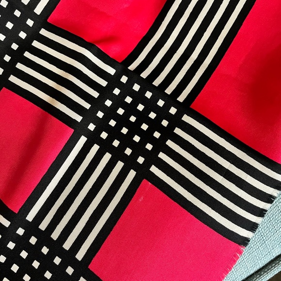 Yves Saint Laurent Fabulous cherry red large scarf, get in the red season! YSL - Picture 9 of 9